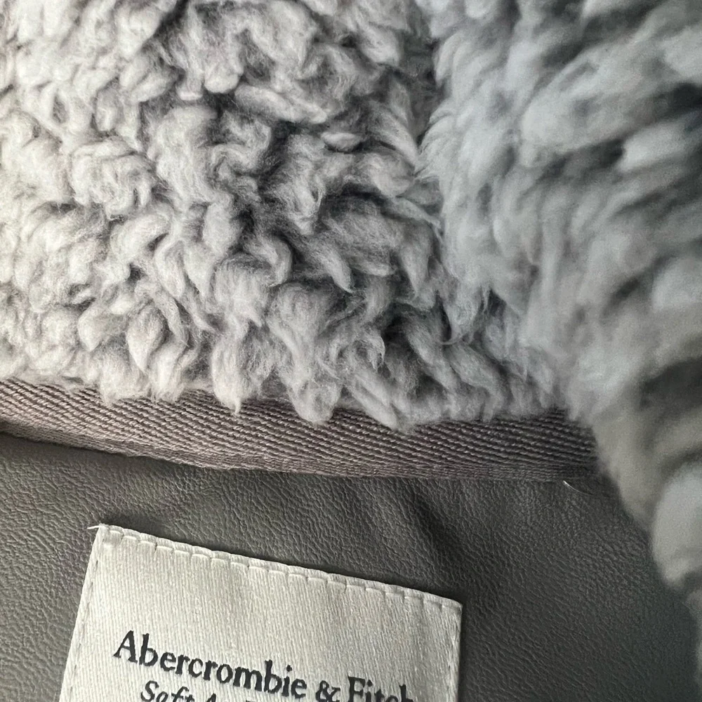 NWT!! NEW- grey Abercrombie & Fitch Cloud Sherpa Vest - Picture 10 of 13
